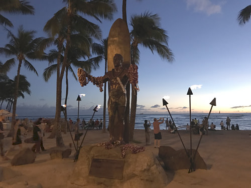 デュークカハナモク像