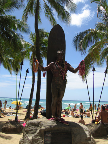 デュークカハナモク像